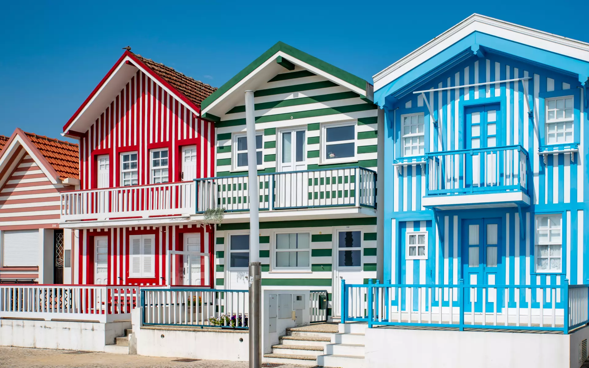 Зелёная и красная краска в интерьере