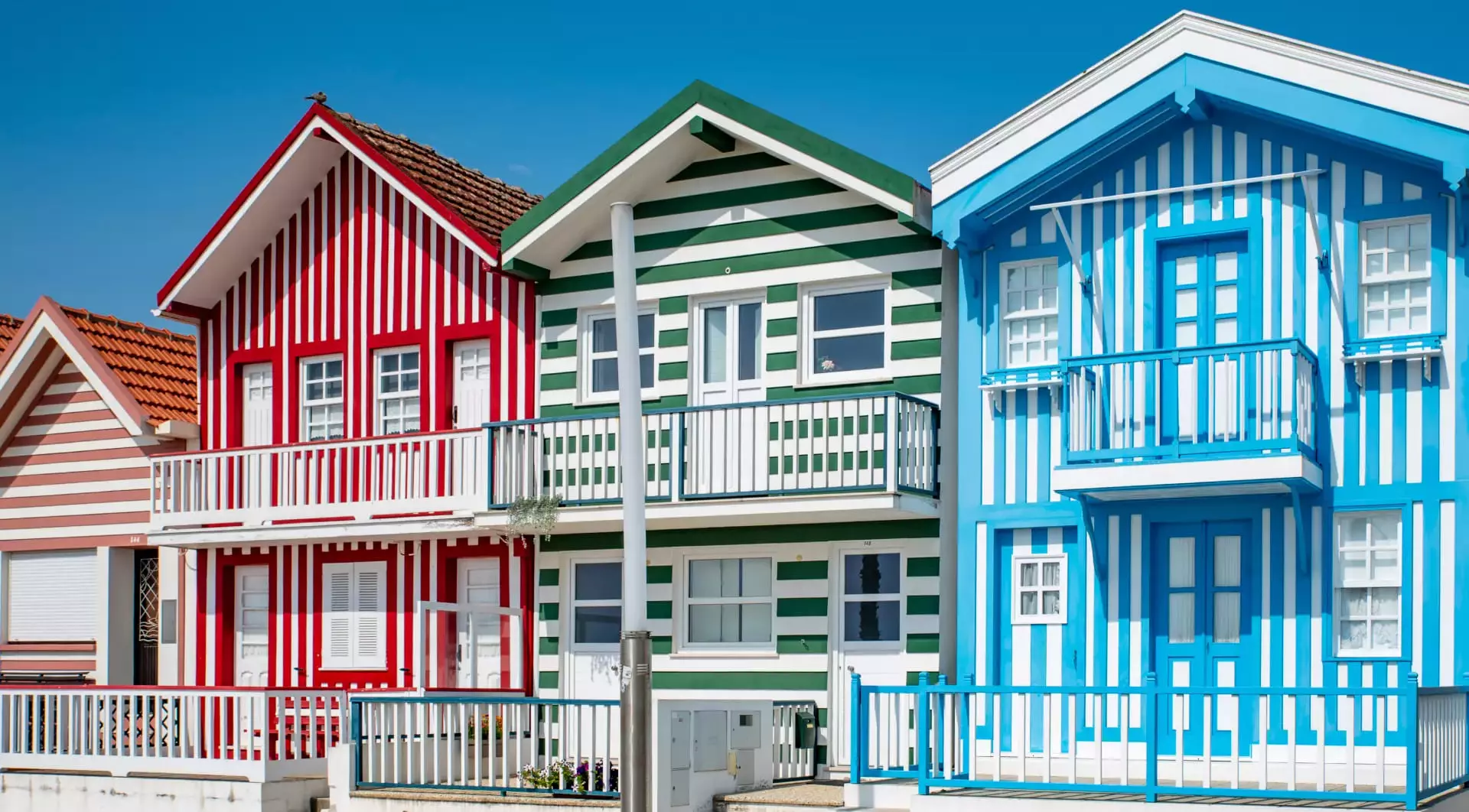 Чем красить деревянный дом внутри и снаружи: выбираем надежное покрытие