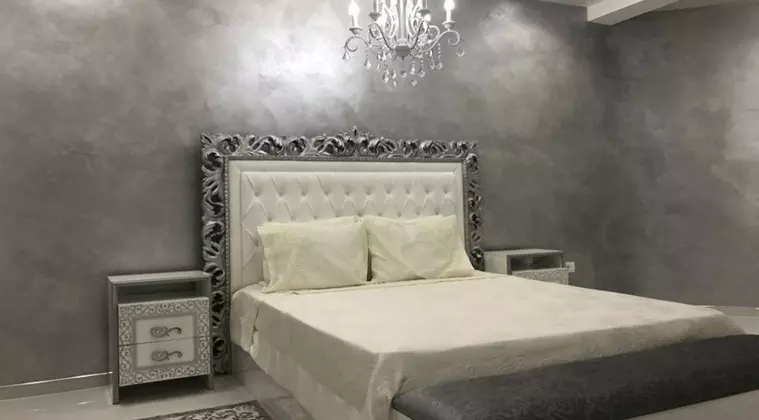 Серебристо-белая штукатурка «Мокрый шелк» — для стильных покрытий с неповторимым эффектом