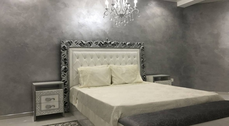 Серебристо-белая штукатурка «Мокрый шелк» — для стильных покрытий с неповторимым эффектом